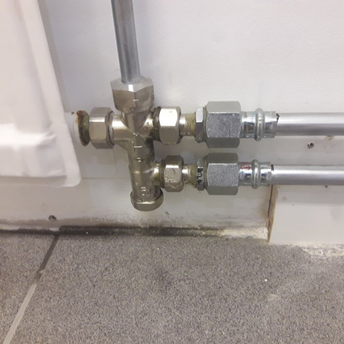Radiatorkoppling med termostatventilen avlägsnad och luftskruven som inte släpper ut luft.