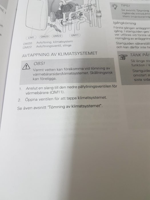 Instruktionsbild för tömning av radiator med markerade komponenter QM20, QM22 och QM11 från Nibe VVM S325 manual.