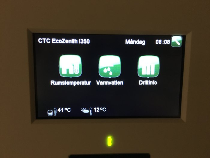 Display av värmesystemet CTC EcoZenith med rumstemperatur, varmvatten och driftinfo.