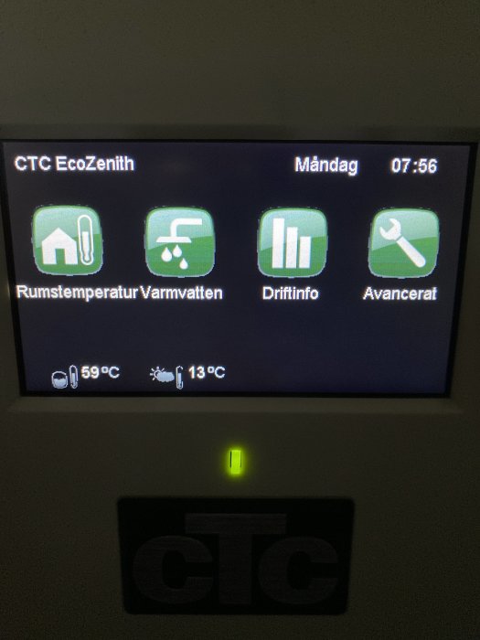 Display av en CTC EcoZenith värmesystemspanel som visar rumstemperatur, varmvatten och driftinformation.