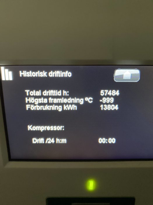 Digital display visar historisk driftinformation för uppvärmningssystem, inklusive total drifttid och förbrukning.