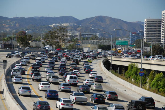 Trafikstockning på Interstate 405 med många bilar i Los Angeles, omgiven av kullar.