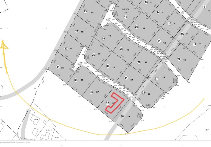 Grov skiss av en tomtplan med en markerad tomt och en föreslagen placering av ett L-format hus i förhållande till solens gång.