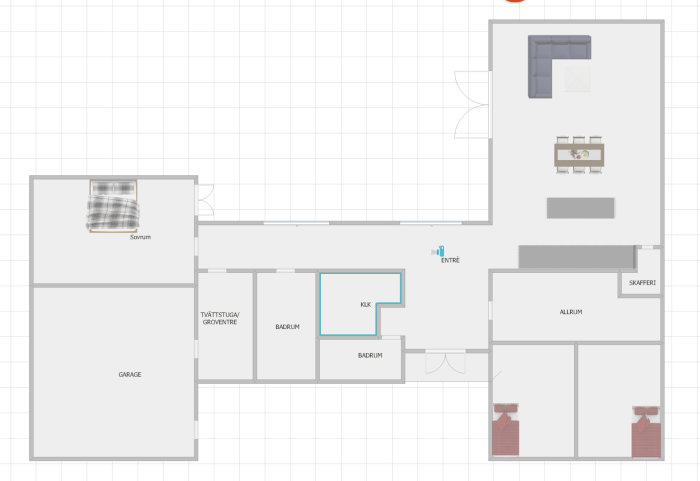 Grov skiss av en planlösning för L-formad villa med märkta rum som kök, sovrum och garage samt solens riktning.