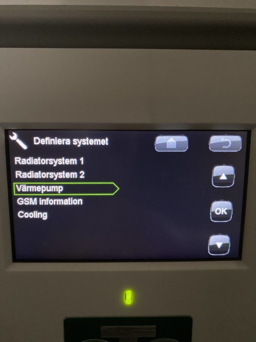 Display av uppvärmningssystems meny med alternativen Radiatorsystem 1, Radiatorsystem 2, Värmepump, GSM Information, Cooling.