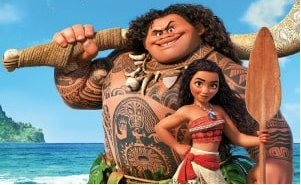 Animerade karaktärerna Maui och Vaiana från filmen "Vaiana" framför en tropisk strand.