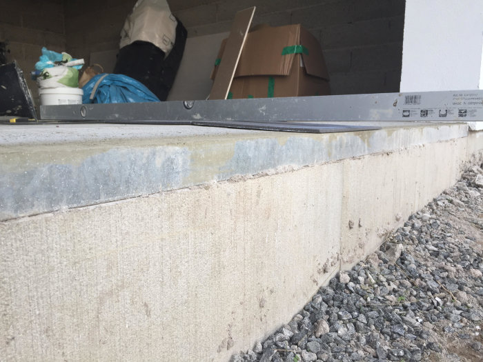 Vattenpass ligger på en nyinstallerad klinker för att kontrollera lutningen, visar ett fall på 43mm per meter.