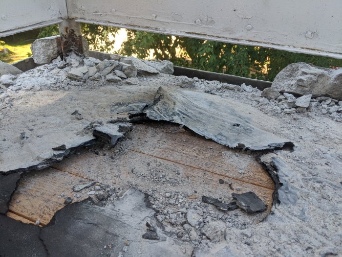 Bild på ett pågående balkongrenoveringsprojekt med bortbilad betong och synligt bjälklag.