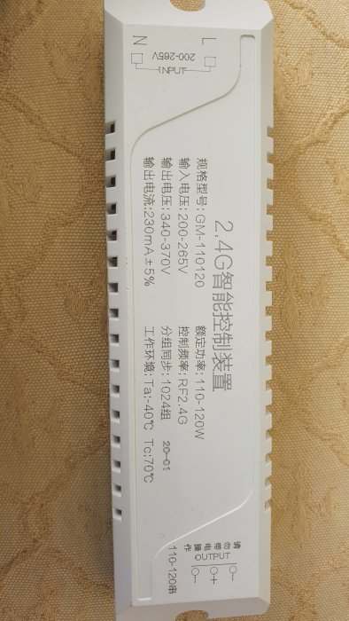En elektronisk transformator för lampor med specifikationer och installationsinstruktioner på en beige bakgrund.