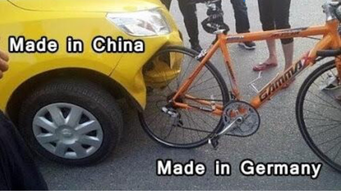 Gul bil med text "Made in China" bredvid en knäckt cykel med text "Made in Germany".