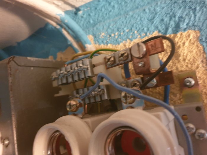 Elcentral med öppen kåpa som visar kablar och säkringar, med felaktig trolig avsäkring av nullan.