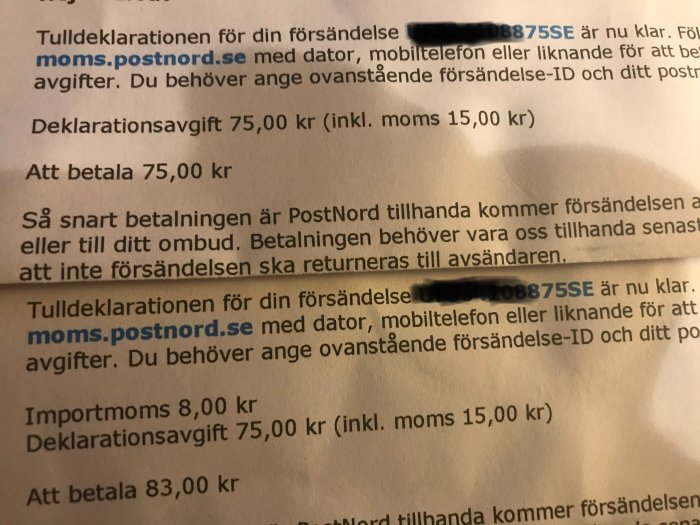 Två brev från moms.postnord.se med samma försändelsenummer visande olika belopp att betala för tulldeklaration och moms.