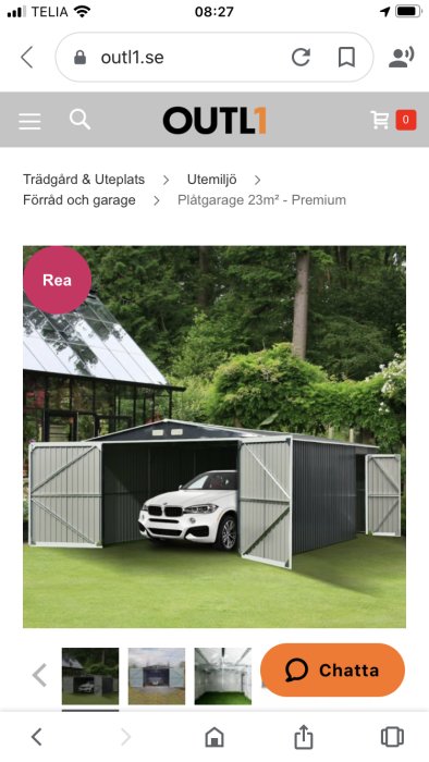 Plåtgarage på 23 m2 med förstärkta takstolar och öppna dörrar, en vit bil parkerad inuti, på en webbsida för OUTL1.