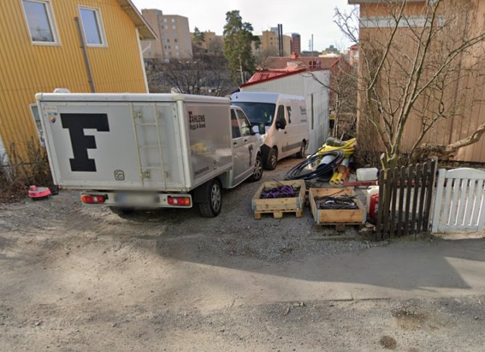 Google Streetview-bild på grusinfart med byggmaterial och fordon vid pågående omplanering.