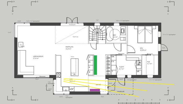 Plantekning av ett hus med markerade områden för kök, matplats, vardagsrum, sovrum, bad och tvättstuga, inklusive fönster och dörrar.