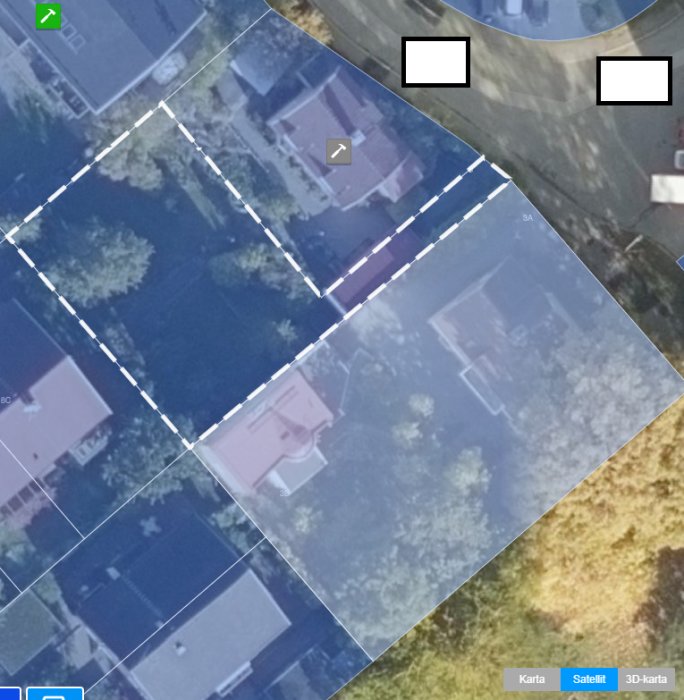 Satellitbild över bostadstomter med markerade gränser, en tomt i ljus belysning och en med streckad linje.