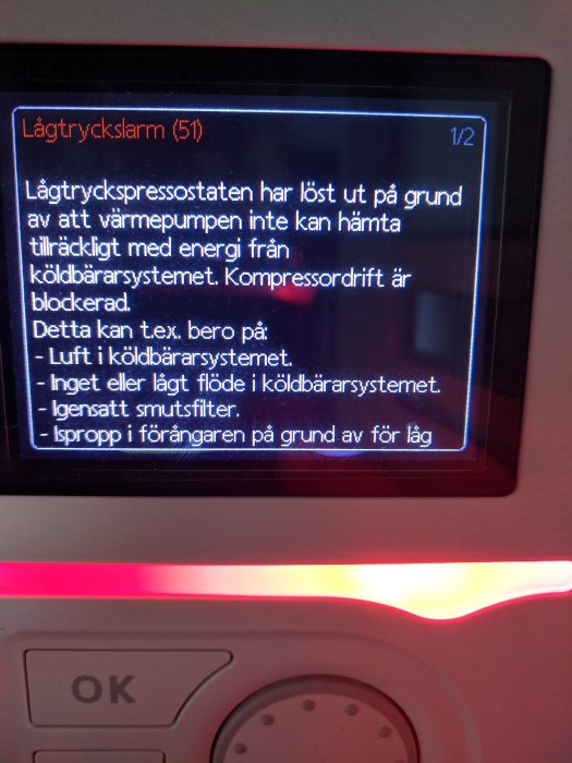 Display på en NIBE värmepump som visar lågtryckslarm 51 med felbeskrivning.