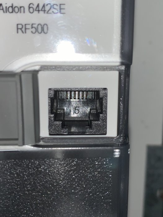 Närbild på en RJ45-kontakt på en Aidon 6442SE elmätare.