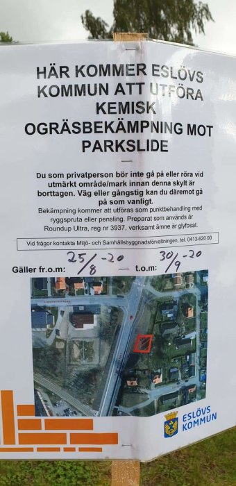 Informationsskylt från Eslövs kommun om kommande kemisk ogräsbekämpning i parkslänt, med datum och kartbild.