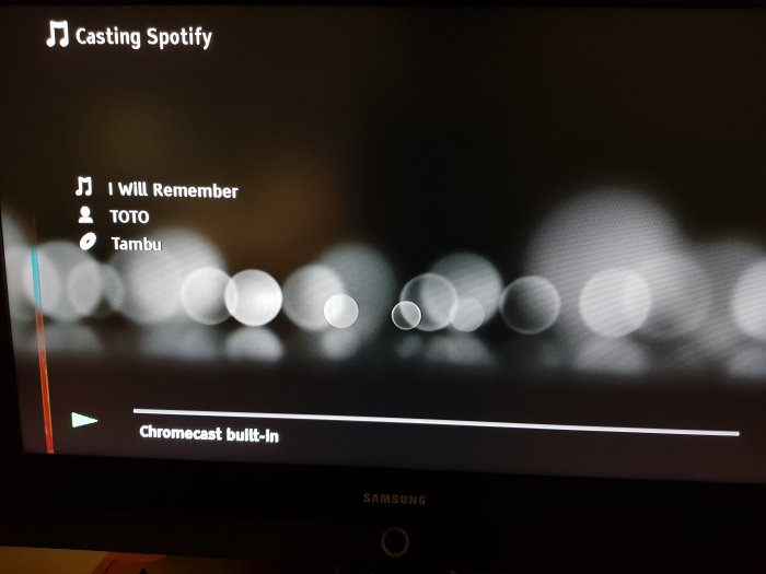 TV-skärm som visar Spotify-gränssnittet med texten "Casting Spotify" och "Chromecast built-In".