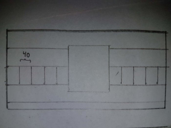 Handritad skiss av en väggkonstruktion med olika avstånd mellan reglarna, och ett markerat fönster.
