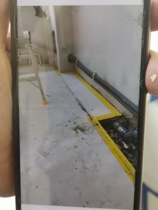 Vatten- och avloppsrör längs vägg och golv i rum under renovering, rör förlängs från befintlig stam.