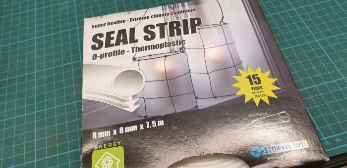 Förpackning av SEAL STRIP O-profil tätningslist på skärmatta, termoplastisk, 8x8 mm x 7,5 m.