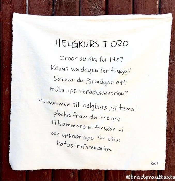 Vit lapp med text "HELGKURS I ORO" och humoristiska frågor om oro, upphängd på en trävägg.