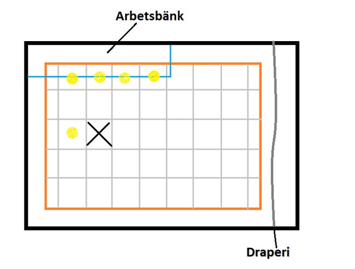 Skiss över replokal med akustikinnertak, plan för downlights; fyra över arbetsbänk, en provmonterad, takuttag markerat.