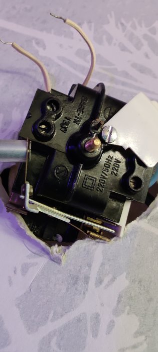 En öppen dörrklockas adapter med två lösa sladdar och en 12V etikett, som är felaktigt kopplad.