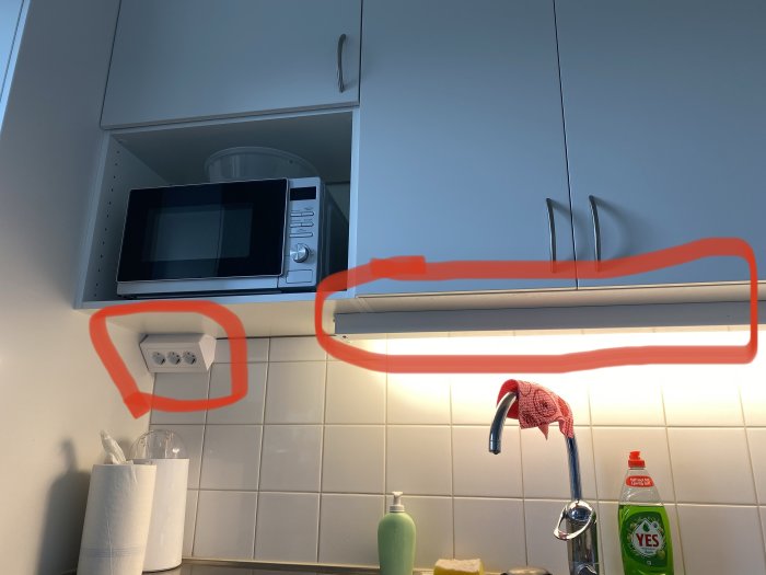 Kök med mikrovågsugn, vägguttag och bänkbelysning markerade som del av elektriska undersökningen.