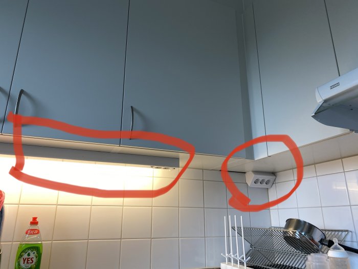 Bänkbelysning och arbetsuttag i kök felkopplade till grupp 9, markerat med rött.