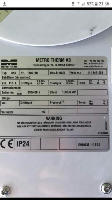 Specifikationsetikett på Metro Therm 644 varmvattenberedare med kapacitet 110 L och modellinformation.