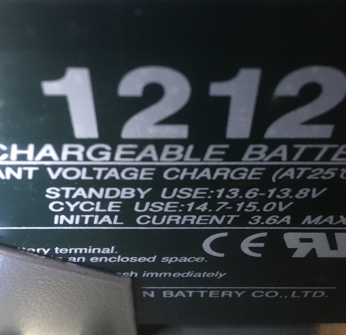 Närbild av ett 12V 12Ah laddningsbart batteri med teknisk specifikation.