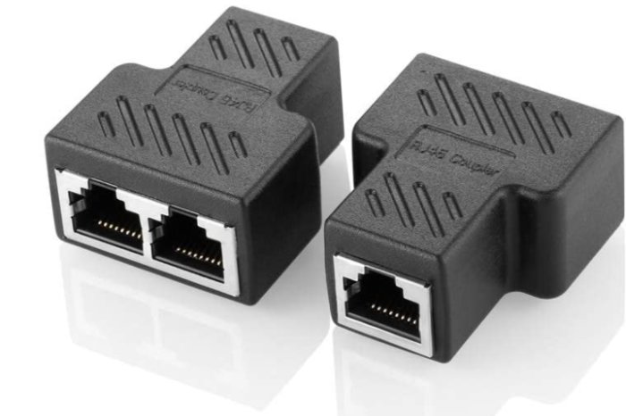 Två svarta ethernetkabelsplittare med dubbla RJ45-uttag för att dela upp en nätverksanslutning.