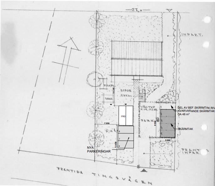 Situationsplan med markerade nya parkeringar, förrådsbyggnad och skärmtak för ett byggprojekt.