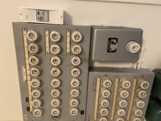 Elskåp med säkringar och en jordfelsbrytare i ett hus.