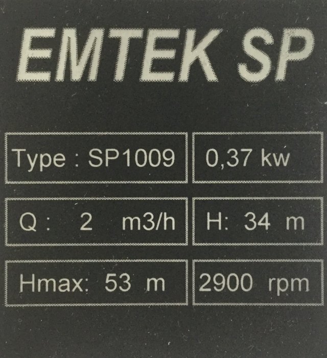 Specifikationsetikett för en Emtec SP1009 trefas djupvattenpump med tekniska data.