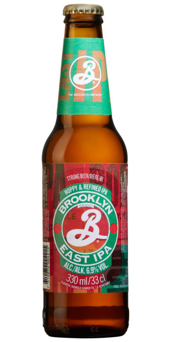 Flaska Brooklyn East IPA öl med etikett som visar märke och alkoholhalt.