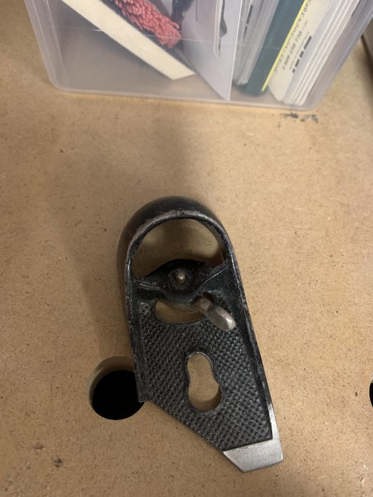 Närbild av en trasig Stanley 220 handhyvel med defekt spånklaff, placerad på ett bord.