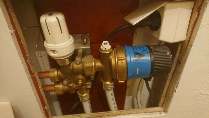 Shuntventil och pump för golvvärme, vänster inkommande rör, frågetecken på symboler.