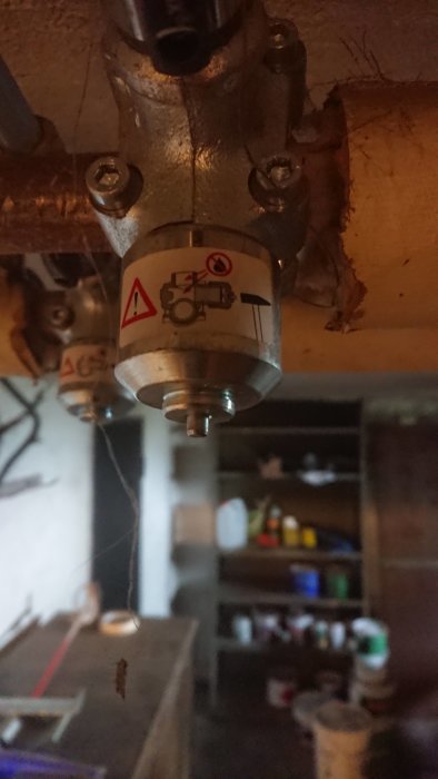 Shuntventil för golvvärme med varningssymboler och frågetecken, frågandesymboler på kopplingar.