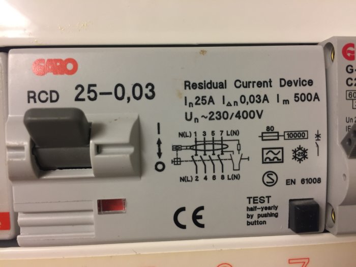 Jordfelsbrytare märkt "SARO RCD 25-0,03" med tekniska specifikationer och testknapp.