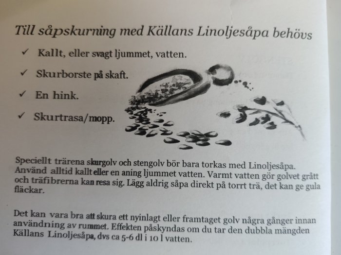 Illustration av skurborste, hink och löv som symboliserar ingredienser och verktyg för golvrengöring med linoljesåpa.