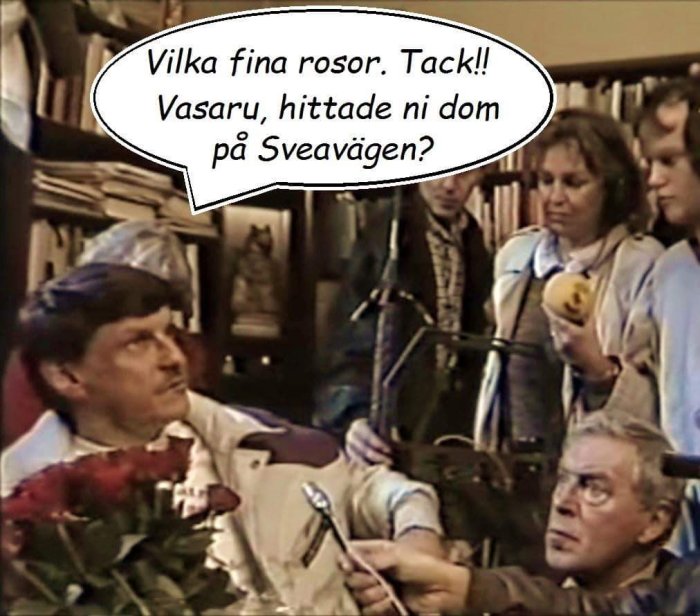 Grupp personer i ett rum fullt av föremål, en håller rosor, serieruta med text.