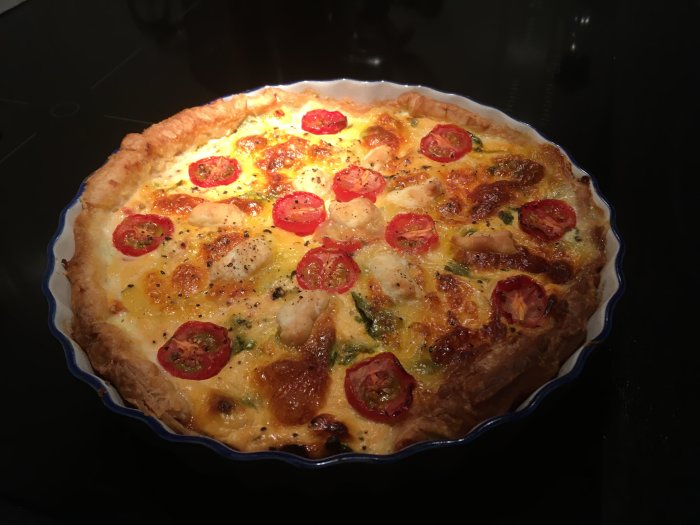 Hemlagad laxpaj med smördeg, rökt lax, mangold, cream cheese, chili, mozzarella och tomater.
