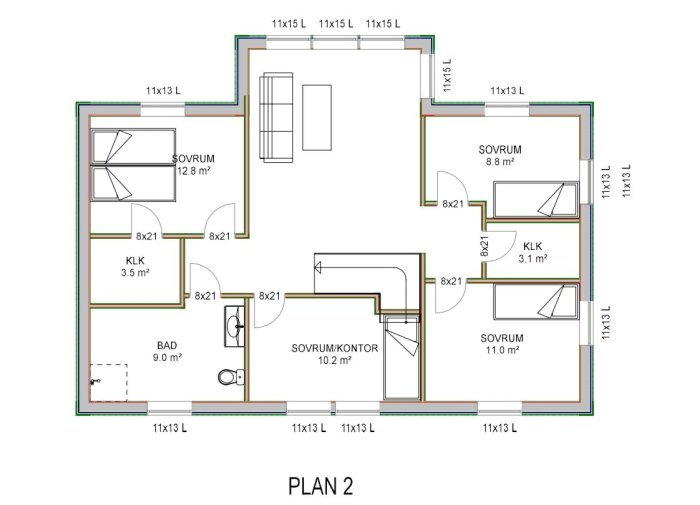 Planritning av ett hus med fyra sovrum, kontor, klädkammare och badrum markerade med areaangivelser och mått.