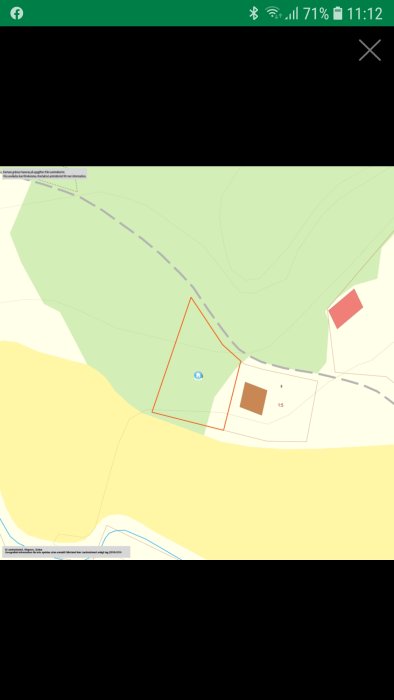 Skärmavbild av en karttjänst med markerad fastighetsgräns och omkringliggande terräng.