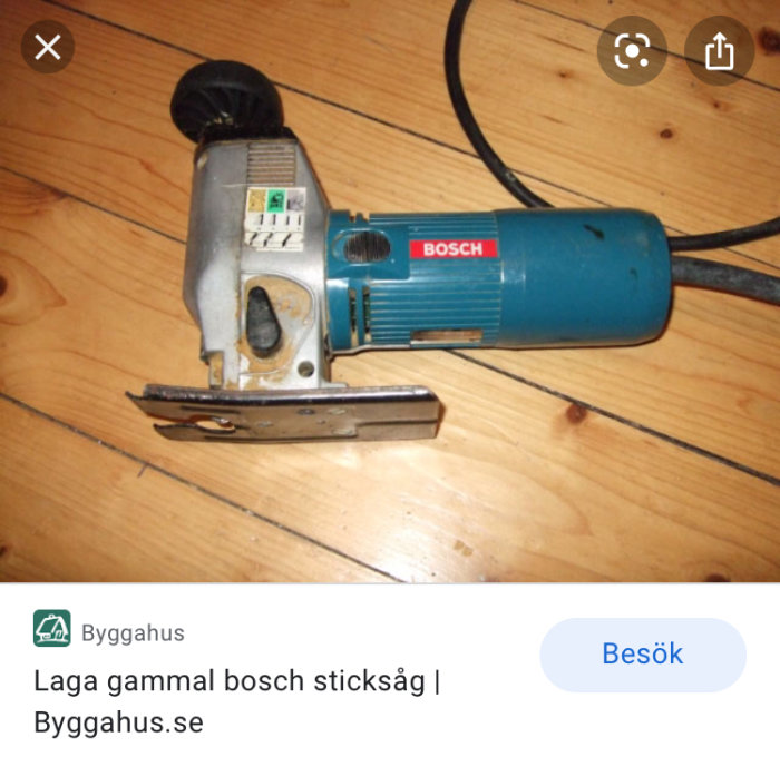 En använd Bosch sticksåg utan ovandel ligger på ett trägolv, vilket indikerar behov av underdel för bladbyte.