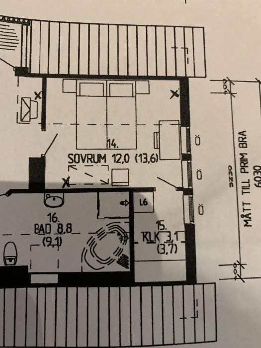 Ritning som visar en del av ett hus med sovrum, klädkammare och angivelse av garderob L6.